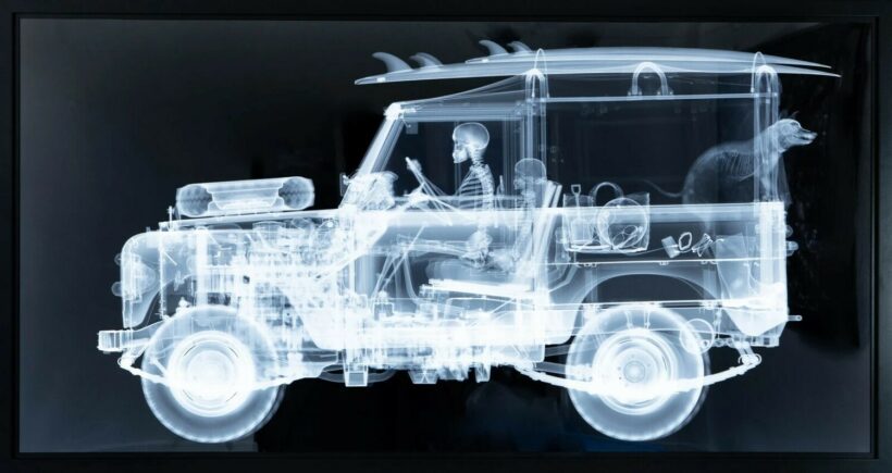 Land Rover surfer